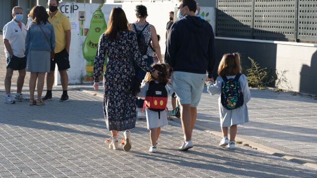 Una familia con sus hijos van al colegio en Valladolid