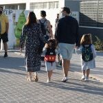 Una familia con sus hijos van al colegio en Valladolid