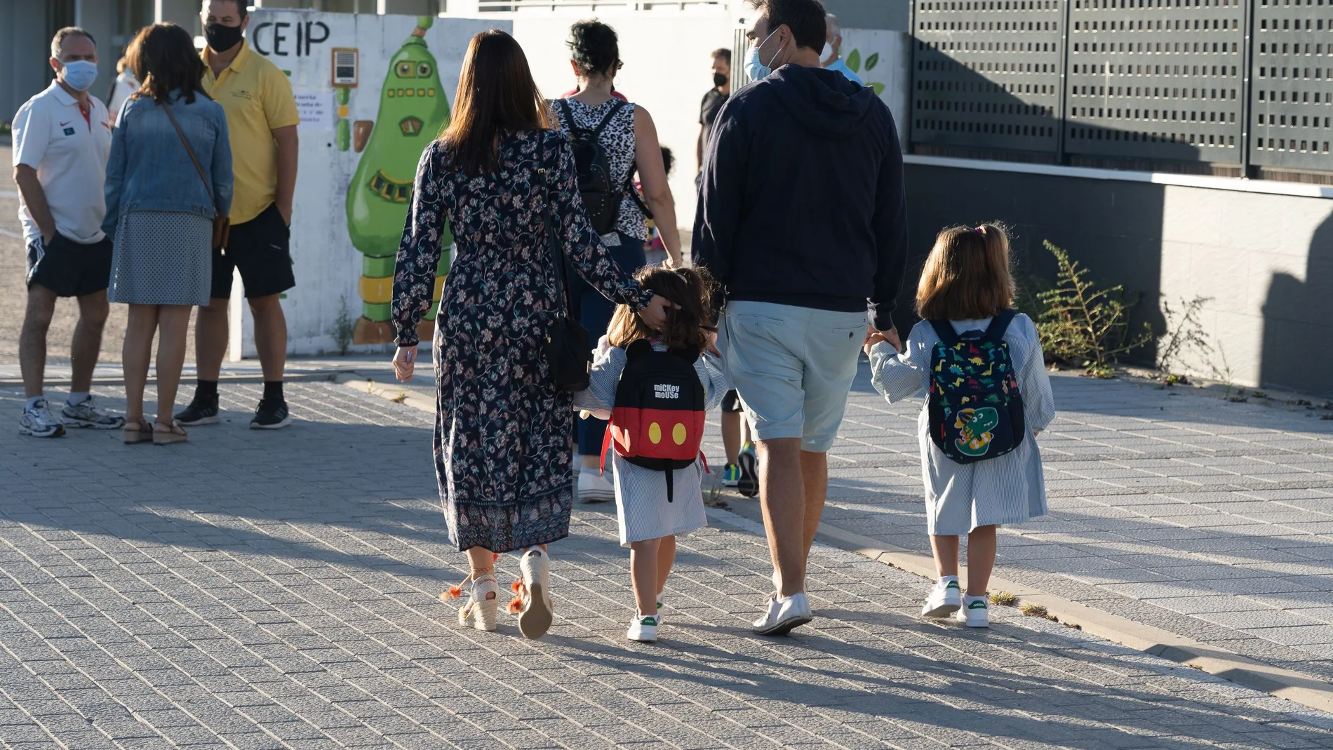 Una familia con sus hijos van al colegio en Valladolid