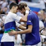 Medvedev y Djokovic se saludan después de la final del US Open