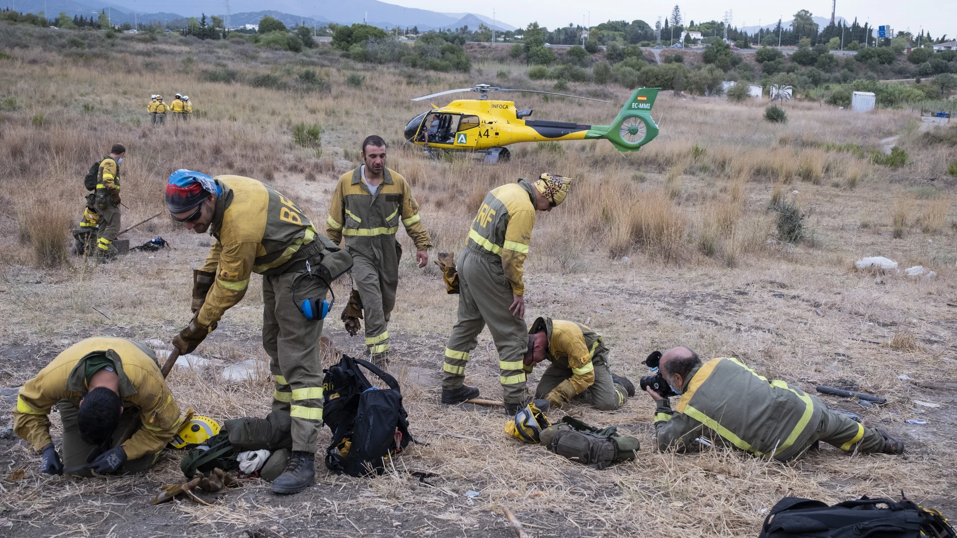 Operarios del Infoca en el incendio de Sierra Bermeja