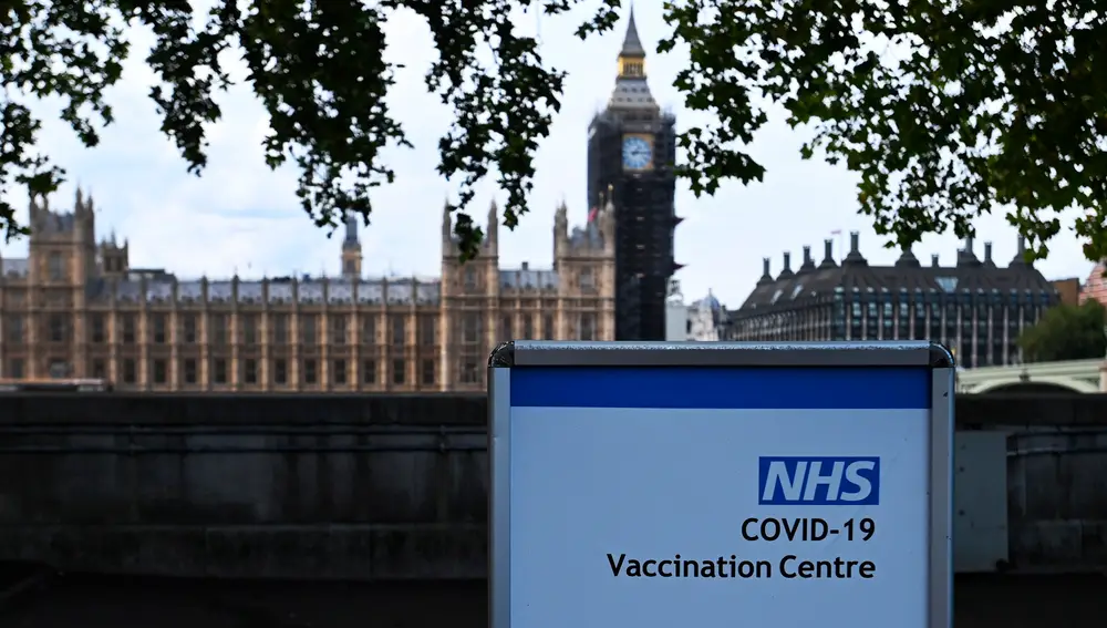 Cartel indicando un punto de vacunación a las afueras del Parlamento británico