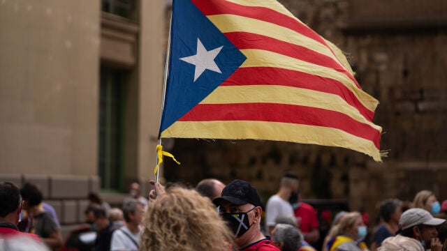 Un hombre sostiene una bandera estelada