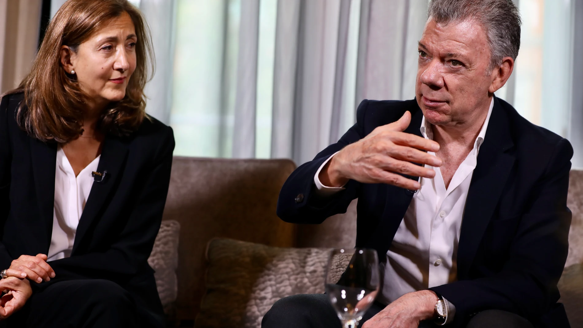 Juan Manuel Santos, expresidente de Colombia e Ingrid Betancourt, política secuestrada por las FARC, dialogan en el libro “Una conversación pendiente”.￼￼￼