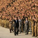 Kim Jong Un saluda la parada militar en conmemoración del 73º aniversario del régimen comunista en la península coreana