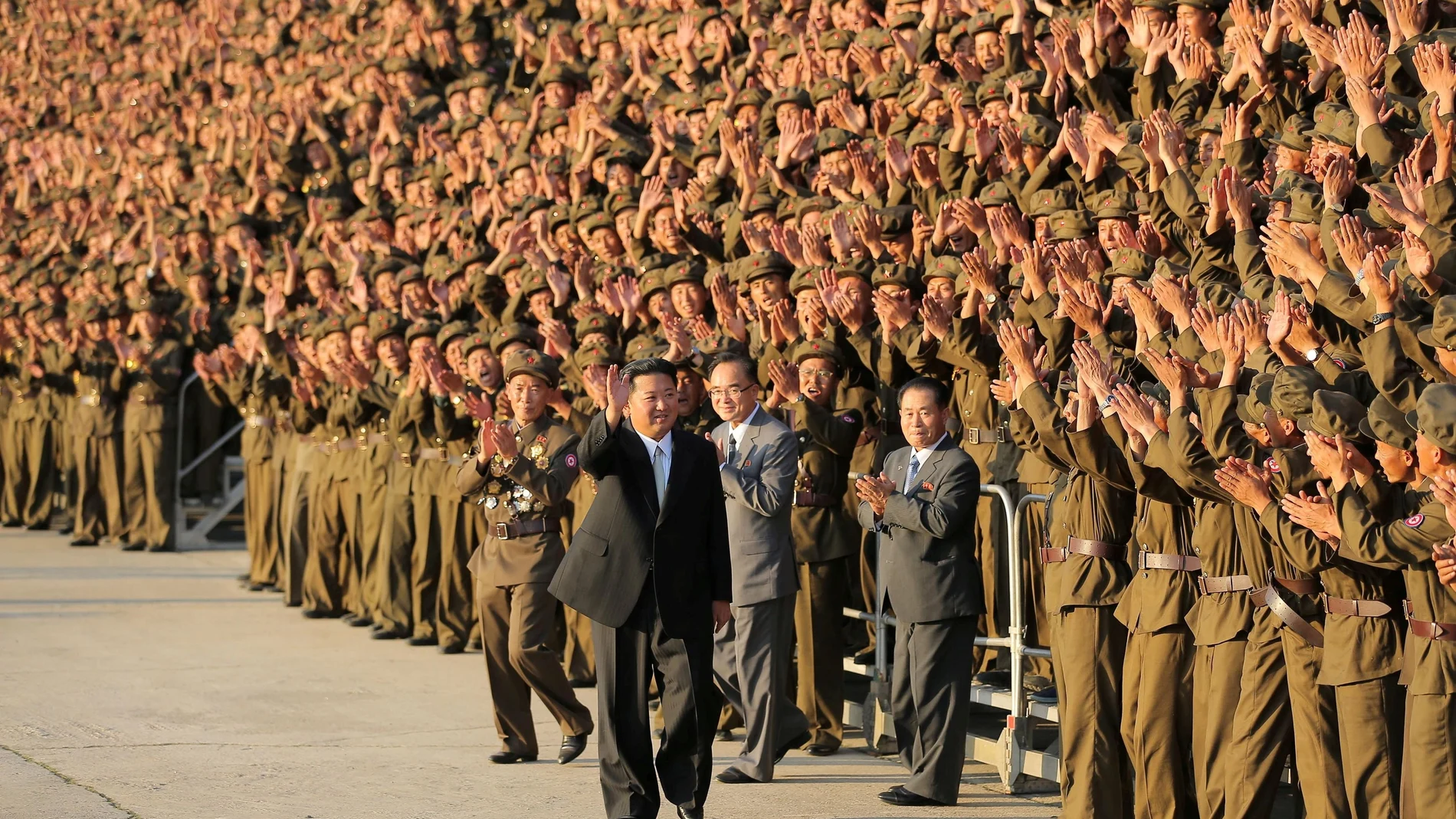 Kim Jong Un saluda la parada militar en conmemoración del 73º aniversario del régimen comunista en la península coreana