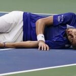 Así celebró Daniil Medvedev su triunfo en la final del US Open contra Novak Djokovic.