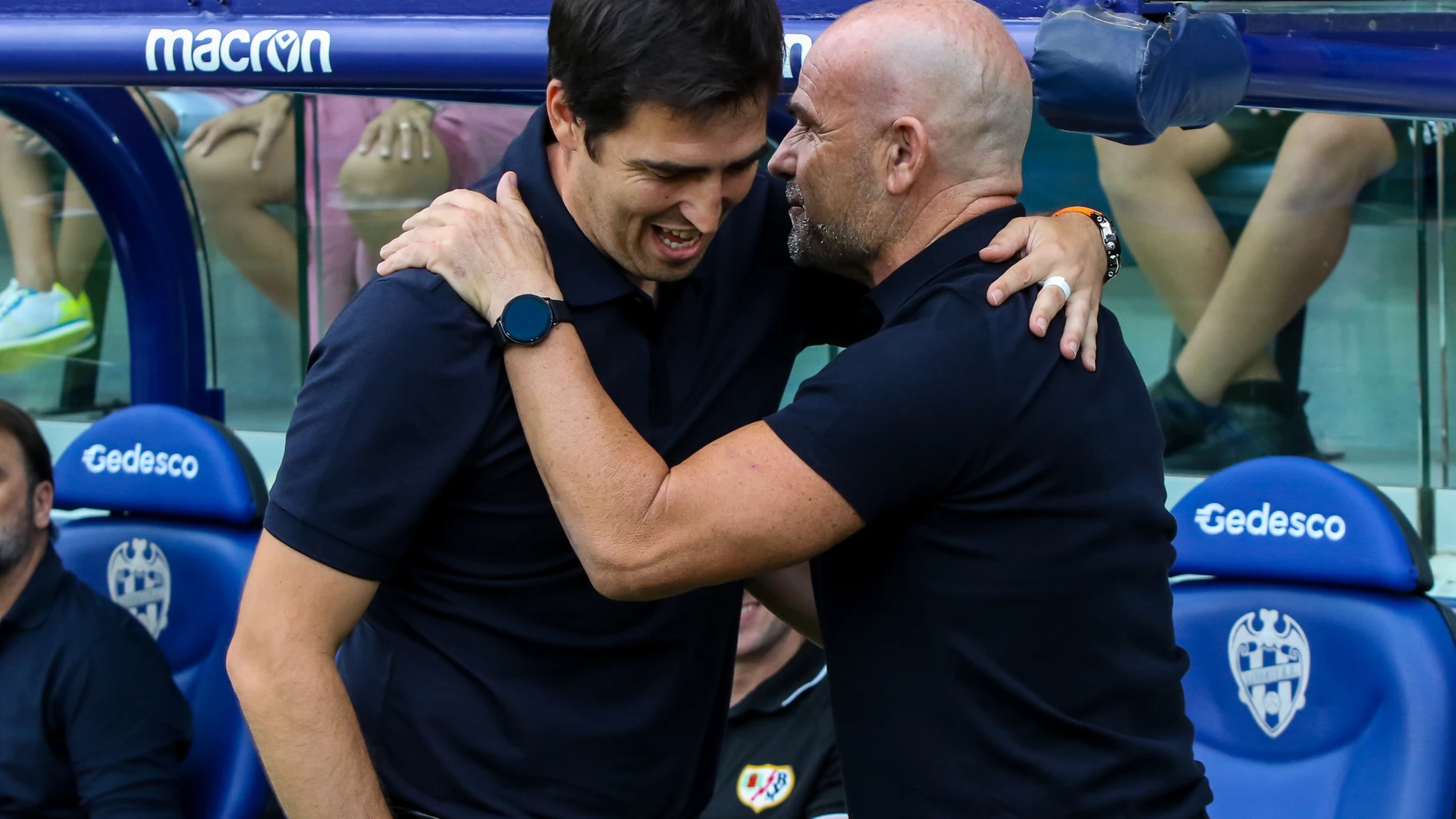 Andoni Iraola con Paco López, técnico del Levante.