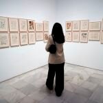 Una visitante observa la obra "Ecceomo portafolio", en el Museo Reina Sofía