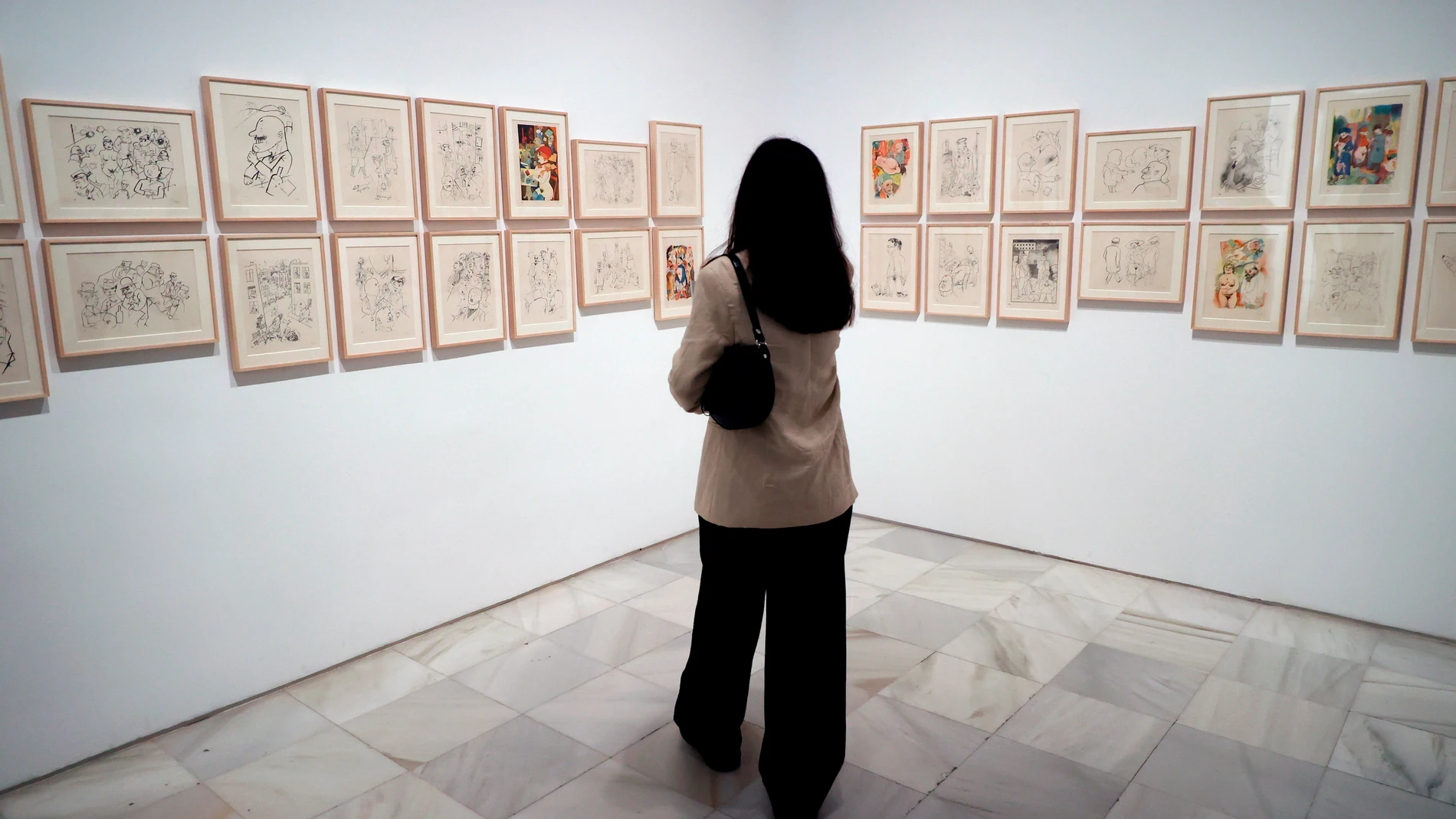 Una visitante observa la obra "Ecceomo portafolio", en el Museo Reina Sofía