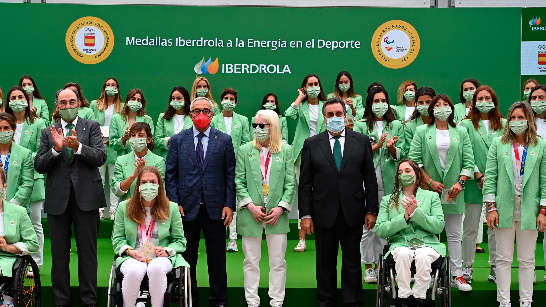 El presidente de Iberdrola, Ignacio Galán, acompañado del presidente del Comité Olímpico Español, Alejandro Blanco, y el presidente del Comité Paralímpico Español, Miguel Carballeda, posan para la foto de familia durante la recepción en la sede de Iberdrola a las deportistas olímpicas y paralímpicas españolas que han participado en los Juegos de Tokio 2020