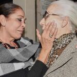 Isabel Pantoja junto a la modista Lina