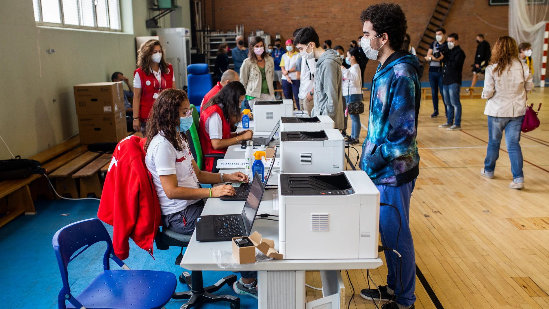 Varios estudiantes registran sus datos antes de ser vacunados contra la covid-19 en el campus de Ciudad Universitaria de Madrid, el pasado día 14