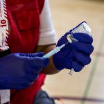 Una voluntaria de Cruz Roja prepara una dosis en el campus de Ciudad Universitaria