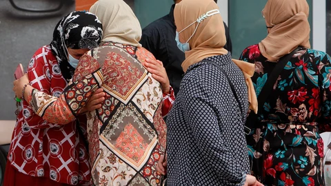 El ayuntamiento de Villajoyosa ha convocado un minuto de silencio al mediodía de hoy en repulsa por el último crimen machista, de una vecina de 40 años degollada ayer por su pareja sentimental y que deja tres niños huérfanos