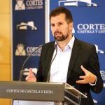 Luis Tudanca, secretario regional del PSOE, atiende a la prensa, tras reunirse con el presidente del Colegio de Médicos de Castilla y León, José Luis Villarig