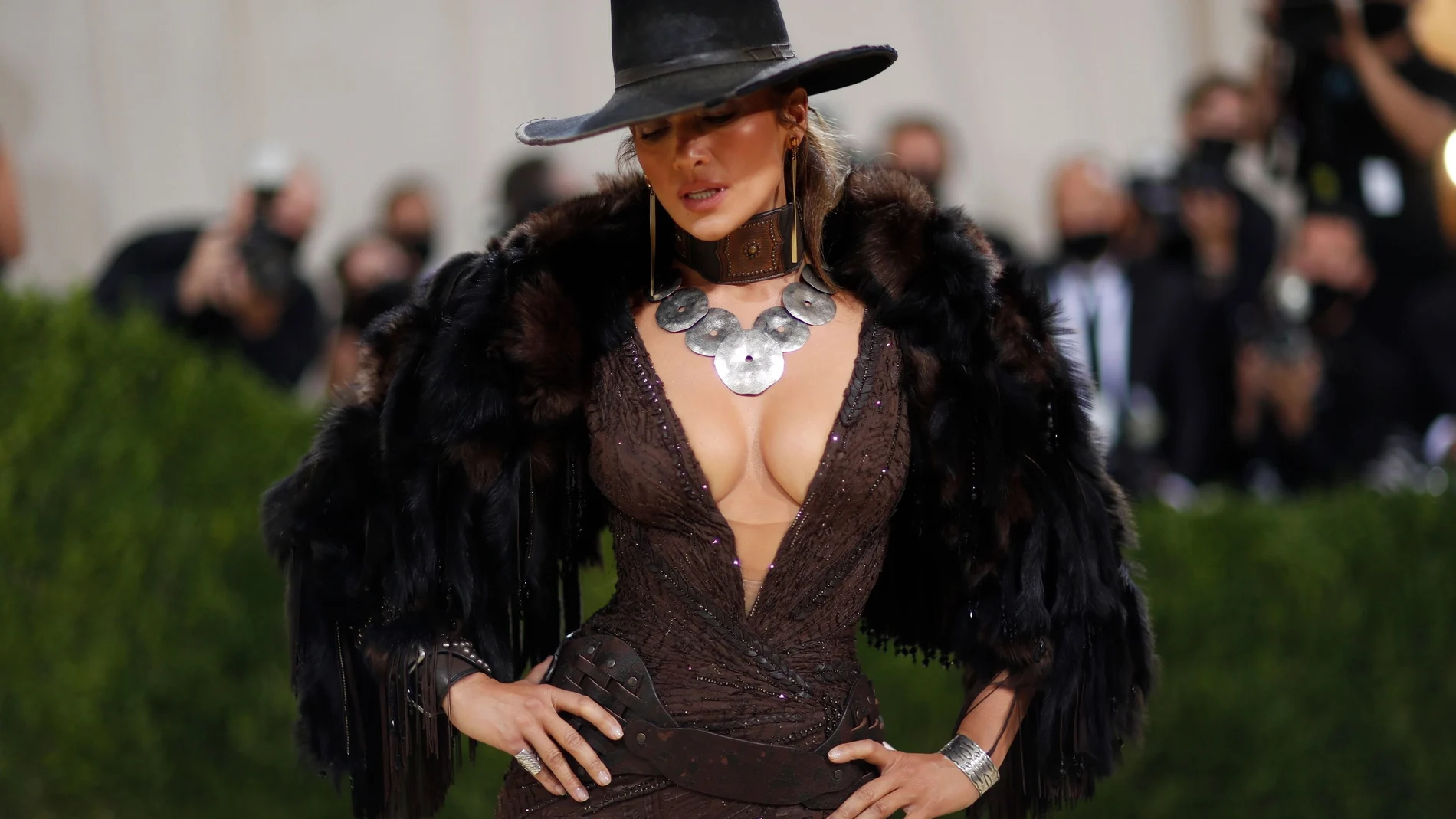 Jennifer Lopez en la alfombra roja de la Met Gala 2021.
