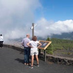 Varias personas en el mirador de Cumbre Vieja, zona al sur de la isla que podría verse afectada por una posible erupción volcánica, La Palma, Islas Canarias, (España).