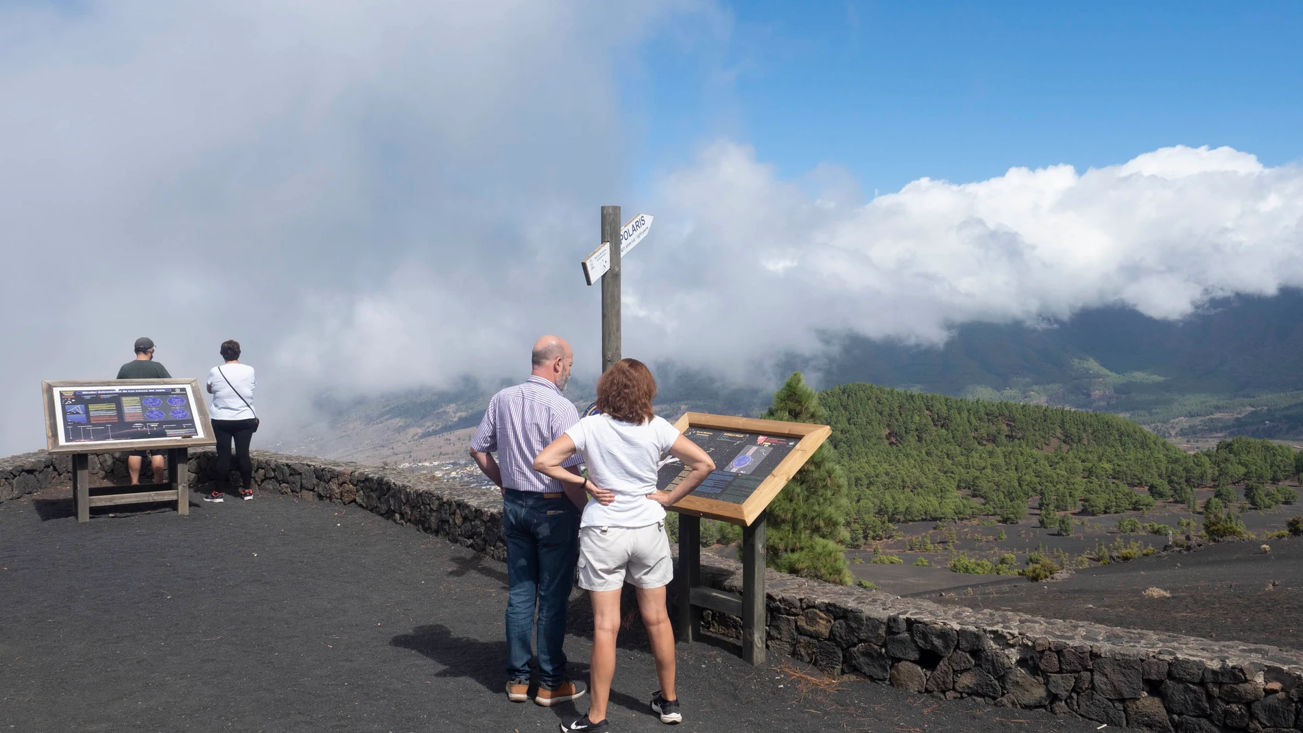 Varias personas en el mirador de Cumbre Vieja, zona al sur de la isla que podría verse afectada por una posible erupción volcánica, La Palma, Islas Canarias, (España).