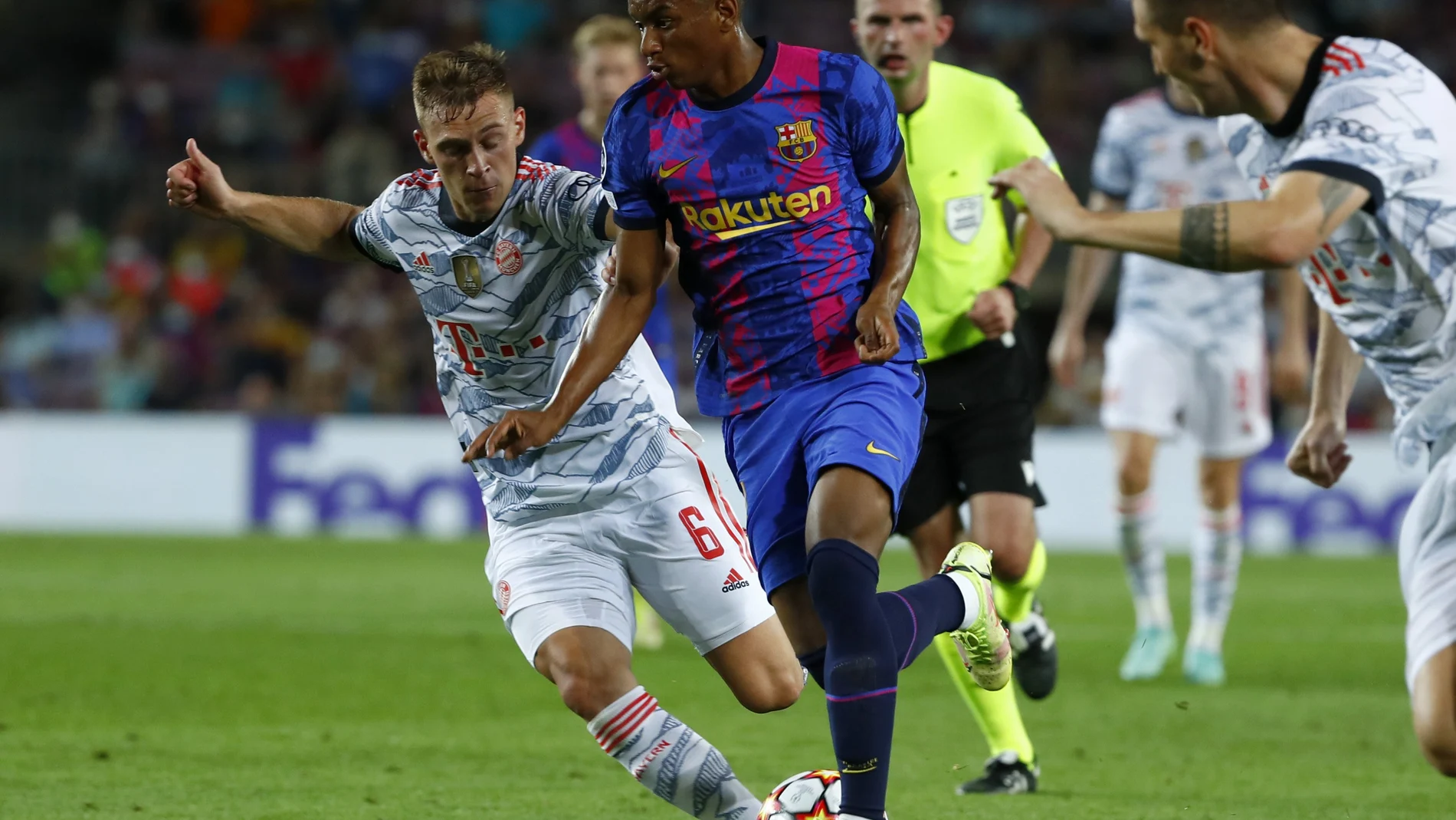 Balde, perseguido por Joshua Kimmich en el Barcelona - Bayern de la Champions