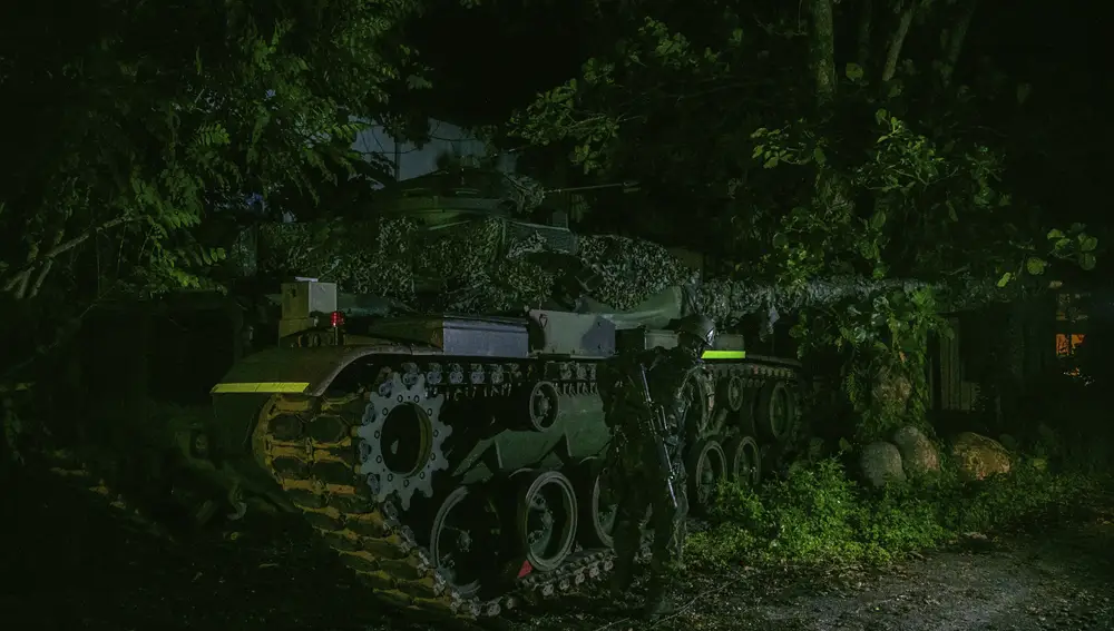 Un soldado se prepara junto a un tanque para las maniobras militares de Taiwán