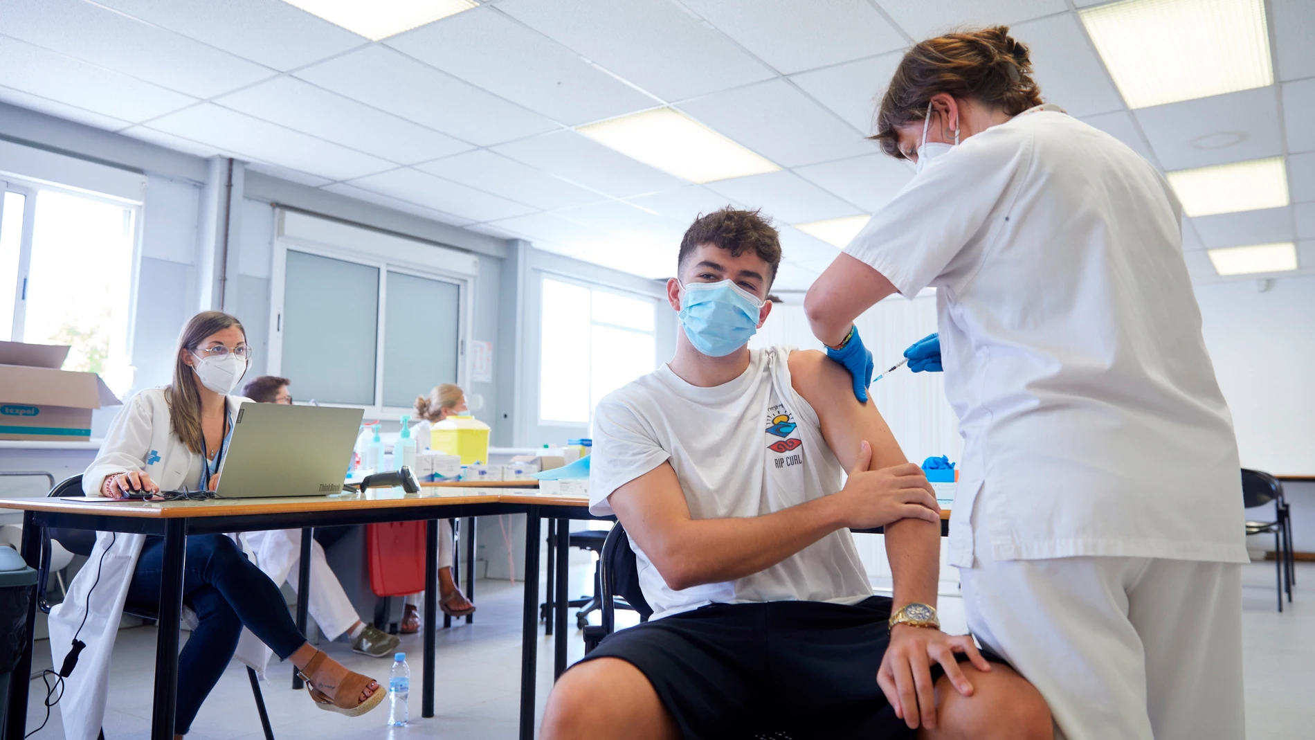Un joven se vacuna en el centro de vacunación sin cita previa que se ha montado en la Universidad de Gerona