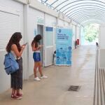 Dos jóvenes esperan para vacunarse en el centro de vacunación sin cita precia que se ha montado en la Universidad de Girona
