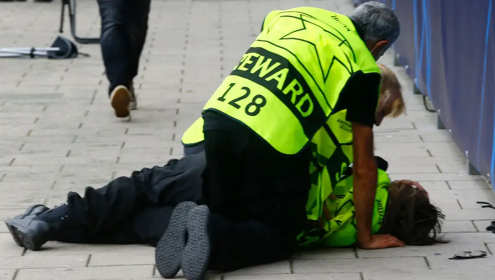 La vigilante de seguridad, en el suelo después de ser alcanzada por el balón golpeado por Cristiano Ronaldo.