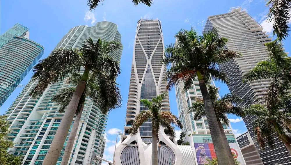 Fotografía cedida por Prestige Realty Group donde se muestra el edificio One Thousand Museum, único edificio diseñado en Miami por la famosa arquitecta angloiraquí Zaha Hadid.