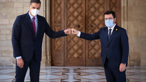 Pedro Sánchez y Pere Aragonès posan a su llegada para la reunión en el Palau de la Generalitat antes de que se celebre la segunda reunión de la mesa del diálogo