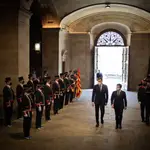 El presidente del Gobierno, Pedro Sánchez (i), y el de la Generalitat, Pere Aragonès (d), se reúnen en el Palau de la Generalitat.
