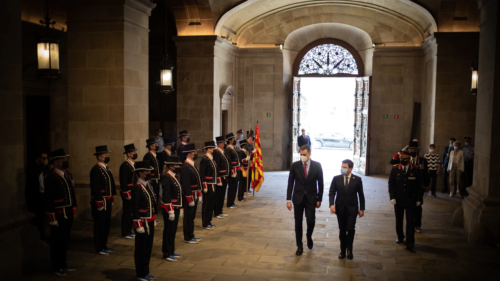 El presidente del Gobierno, Pedro Sánchez (i), y el de la Generalitat, Pere Aragonès (d), se reúnen en el Palau de la Generalitat.