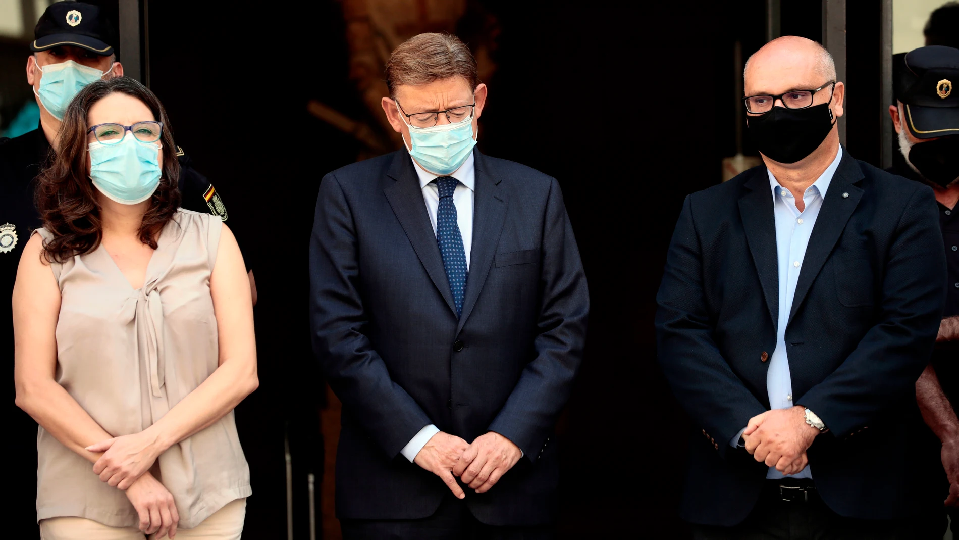 El president de la Genealitat, Ximo Puig, la vicepresidenta, Mónica Oltra, y el alcalde de Villajoyosa, Andreu Verdú (d), durante la concentracion de condena celebrada este miércoles por el asesinato de Zouita, degollada por su marido este lunes en Villajoyosa (Alicante)