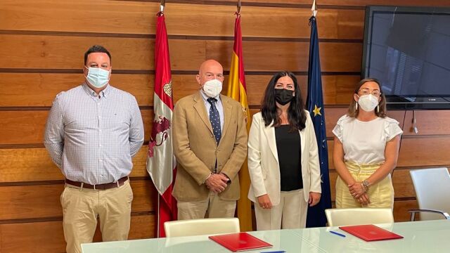 Firma del convenio con la presencia del consejero Jesús Julio Carnero y Yolanda Rueda, presidenta de Cibervoluntarios