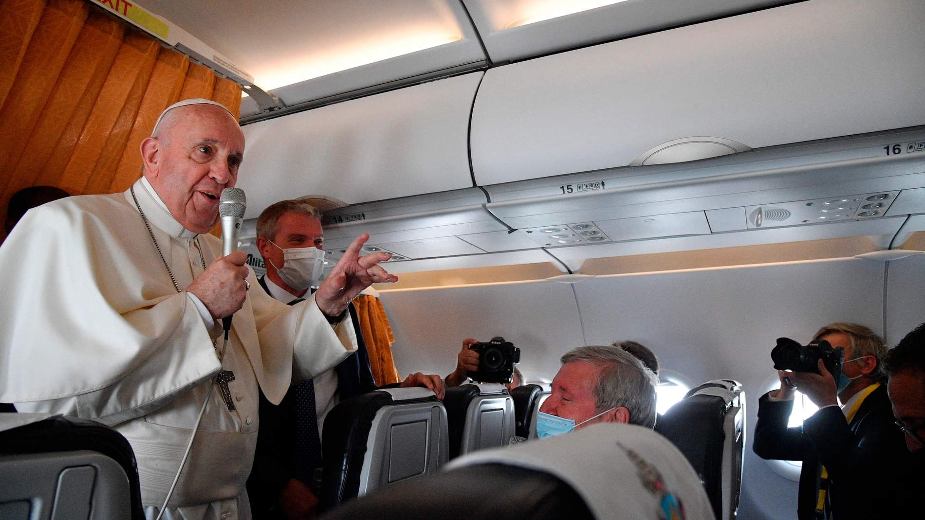 El Papa en su charla con los periodistas en el vuelo de vuelta a Roma tras su viaje a Eslovaquia