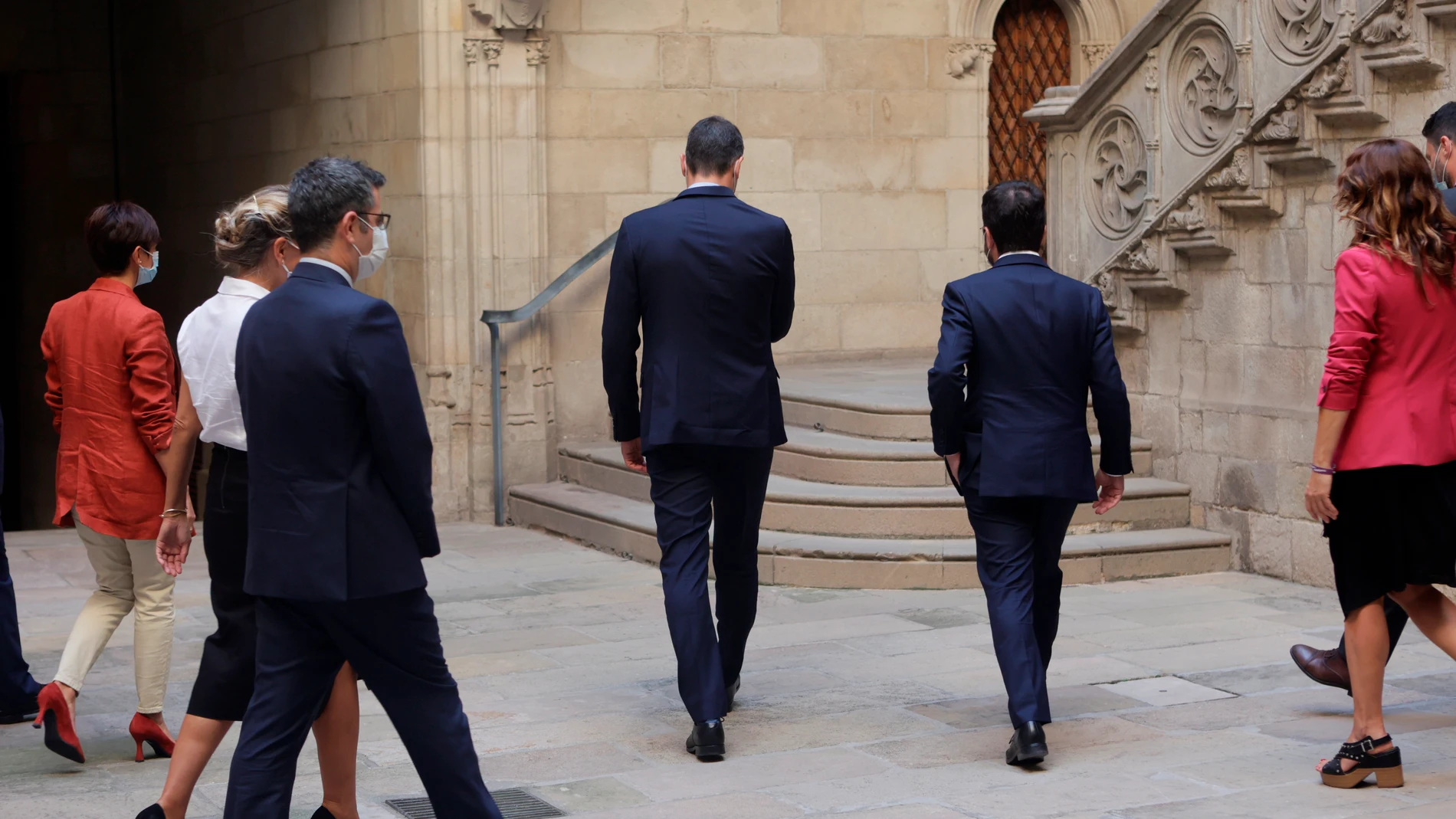 El presidente de la Generalitat, Pere Aragonès, y el presidente del Gobierno, Pedro Sánchez, en el Palau de la Generalitat en Barcelona, junto a los ministros y consellers de la mesa de diálogo sobre Cataluña