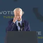  Biden se santigua al mencionar a Trump durante un acto de campaña y provoca las risas de los asistentes