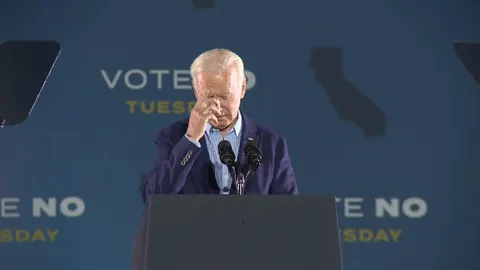 El presidente Joe Biden hizo la señal de la cruz justo después de nombrar a Donald Trump