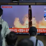 Varias personas miran en Seúl el lanzamiento de misiles de Corea del Norte