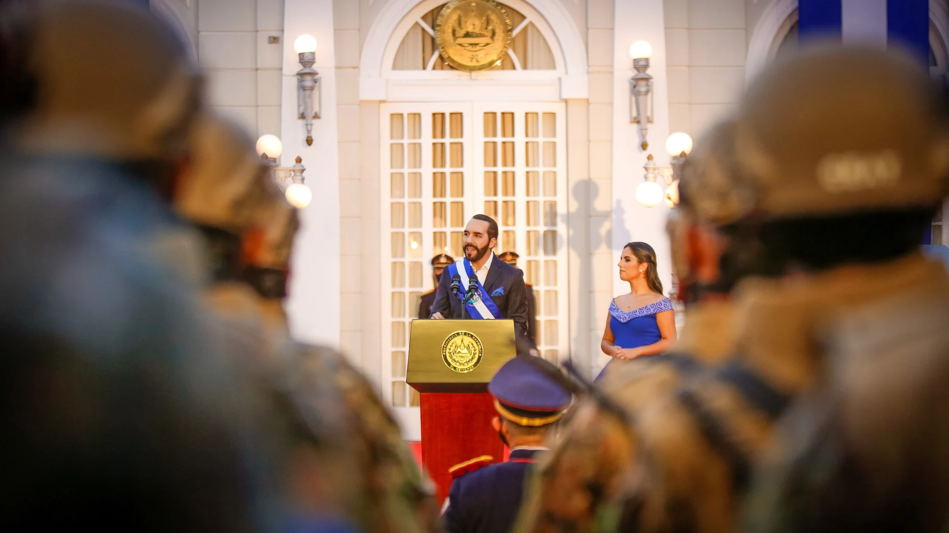 El Salvador's President Nayib Bukele takes part in a ceremony to celebrate the independency bicentennial at the Presidential House in San Salvador, El Salvador September 15, 2021. Picture taken September 15, 2021. Secretaria de Prensa de La Presidencia/Handout via REUTERS ATTENTION EDITORS - THIS IMAGE WAS PROVIDED BY A THIRD PARTY. NO RESALES. NO ARCHIVES