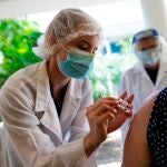 Una enfermera inyecta una dosis de la vacuna. EFE/ Rayner Peña R