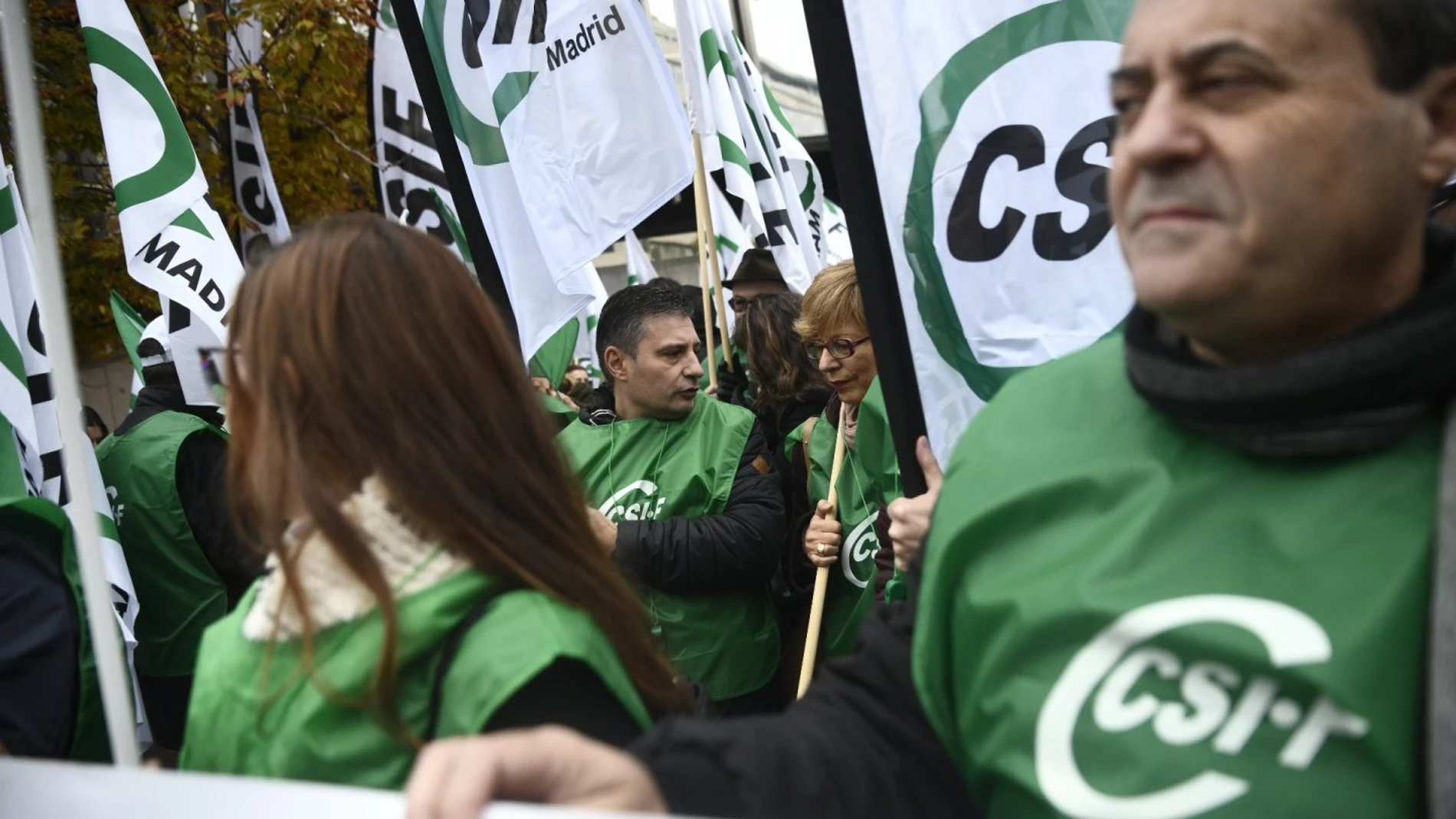 Miembros de la Central Sindical Independiente y de Funcionarios (CSIF) en una concentración frente a la Delegación del Gobierno de Madrid