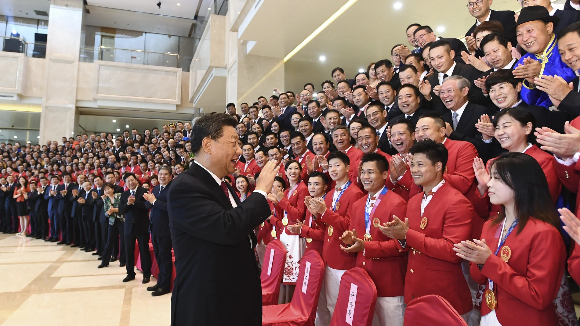El presidente Xi Jinping con deportistas
