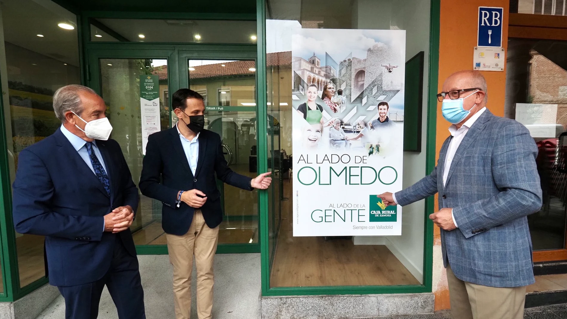Conrado Íscar, Alfonso Centeno y Cipriano García en la puesta en marcha de la nueva oficina en Olmedo (Valladolid)