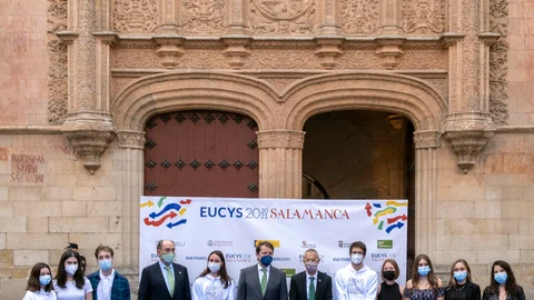El rector de la Usal, Ricardo Rivero, inaugura la 32 edición del certamen científico internacional 'EUCYS2021' unto al presidente de la Junta de Castilla y León, Alfonso Fernández Mañueco; y el presidente de Iberdrola, Ignacio S. Galán, entre otras autoridades académicas e institucionales.