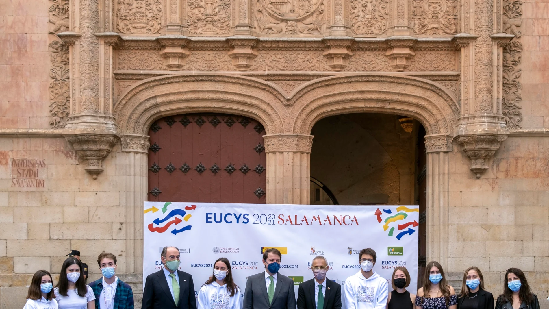 El rector de la Usal, Ricardo Rivero, inaugura la 32 edición del certamen científico internacional 'EUCYS2021' unto al presidente de la Junta de Castilla y León, Alfonso Fernández Mañueco; y el presidente de Iberdrola, Ignacio S. Galán, entre otras autoridades académicas e institucionales.