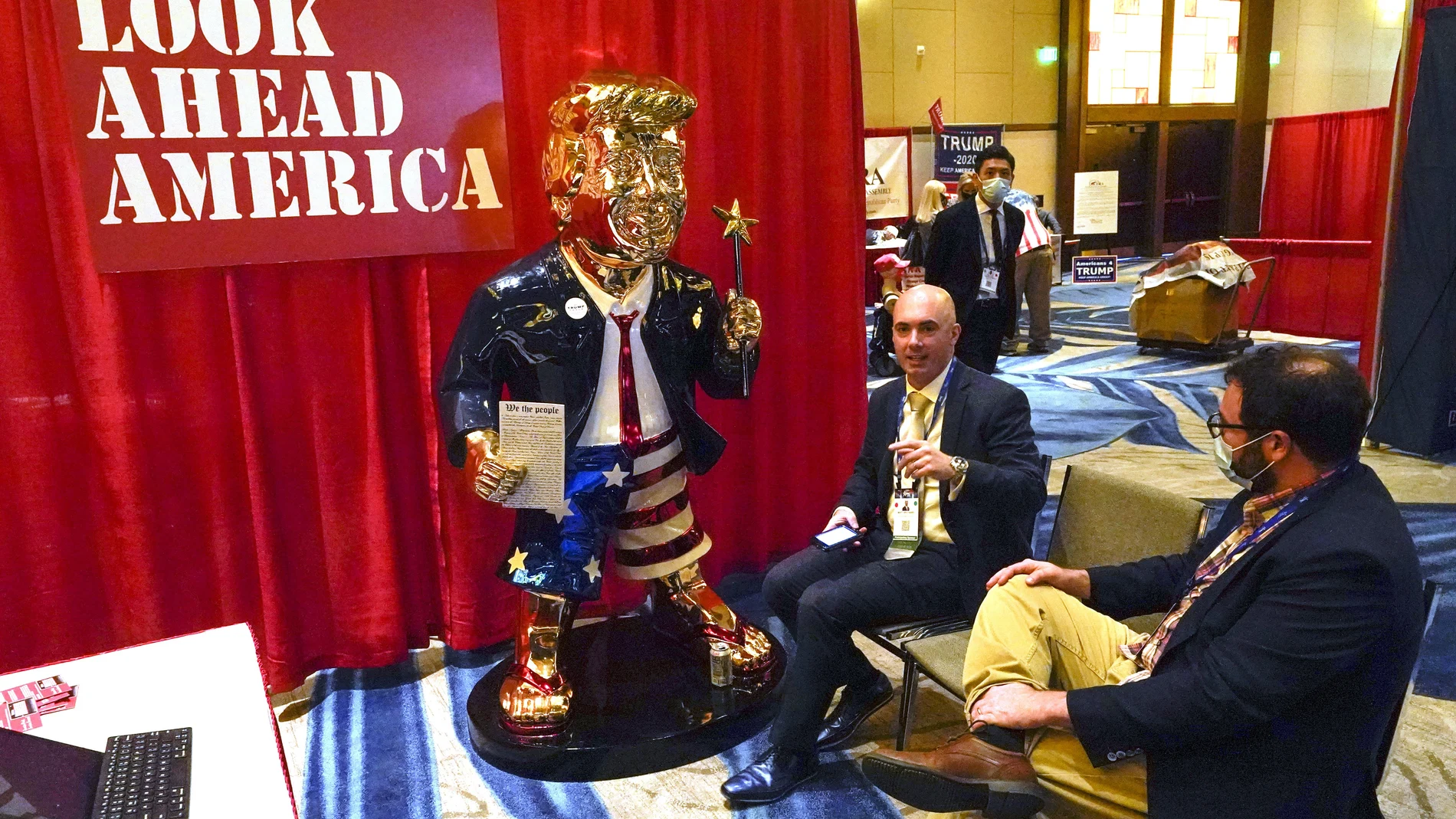 Matt Braynard, junto a una estatua del ex presidente de Estados Unidos, Donald Trump, en una entrevista el pasado mes de febrero