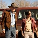 Clint Estwood y Eduardo Minett durante una escena de "Cry Macho"
