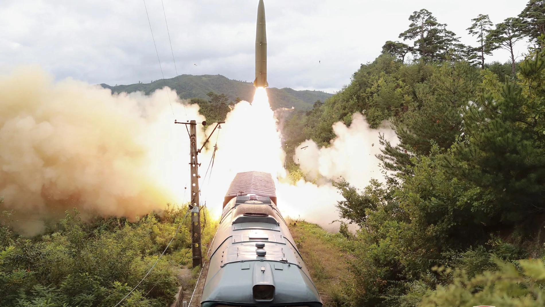 Lanzamiento de un misil de Corea del Norte desde una plataforma ferroviaria