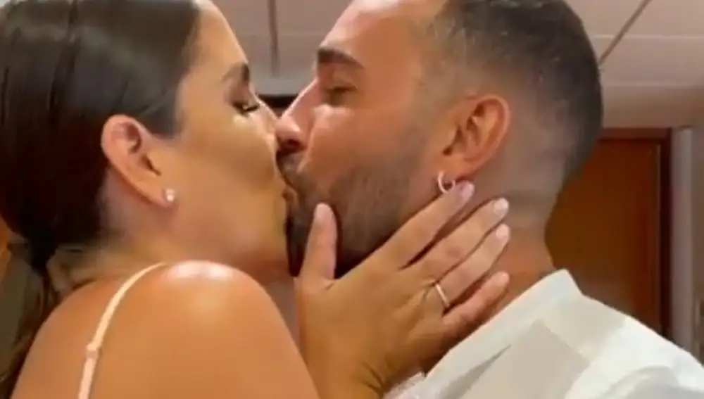 Anabel Pantoja y Omar Sánchez se besan en su boda